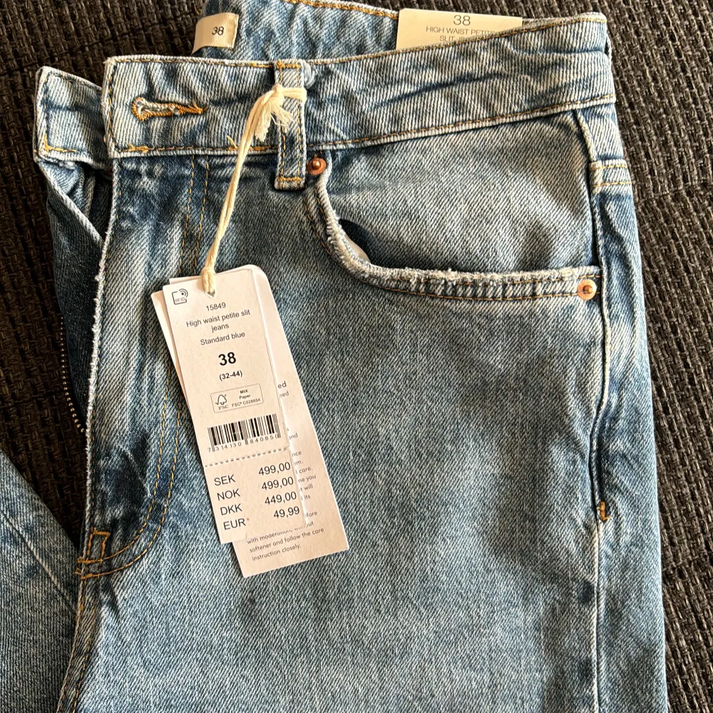 Jag fick dessa jätte fina jeans i present för nått år sen men har aldrig används för dom inte passar mig, lappen är även kvar. Köparen står för frakten 🫶🏼  Vill man hämta så kan de hämtas i Helsingborg 📍. Jeans & Byxor.