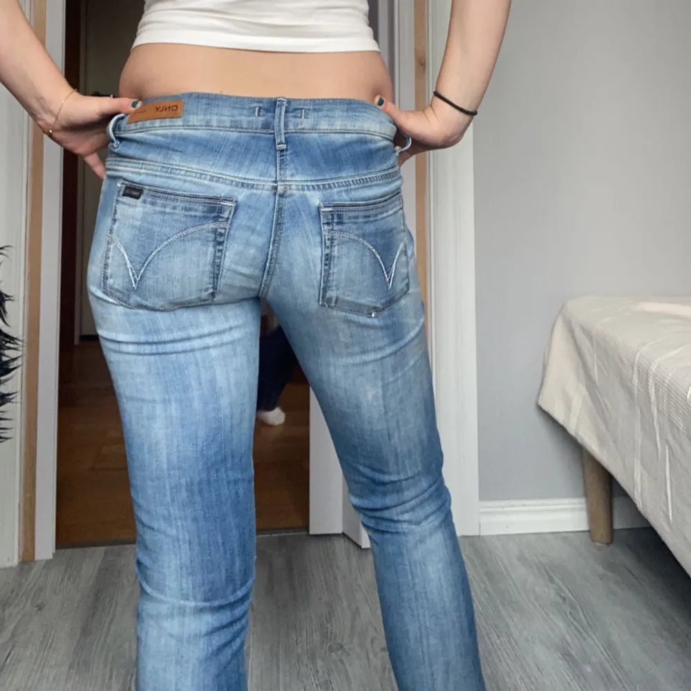 Säljer dessa då de inte använts längre. Har sytt om sjölv till Bootcut och gjort hålen. Storlek W29 L32 ❣️. Jeans & Byxor.