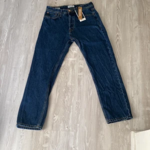 Jack and Jones jeans  - Hej säljer nu mitt helt oandvända   Par Jack and Jones jeans  Dom är helt oandvända ångra mig direkt efter jag tog av lapparna  W30 L30   Skriv för fler frågor!