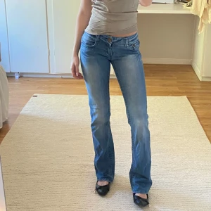 Lågmidjade only jeans  - Såå fina jeans, lågmidjade raka från only. Säljer pga garderobsrensning😇 Midja 37cm Ytterbenslängd 103cm Innerbenslängd 82cm  Skriv för lite fler bilder❣️