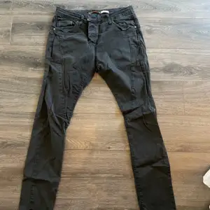 Använda please jeans som är i bra skick. Skinny i modellen och lågmidjade. 