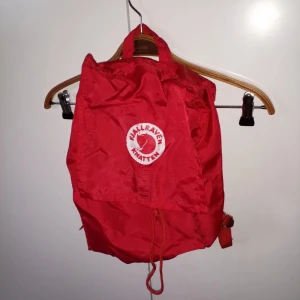 Fjällräven väska - Tunn, röd, ryggsäck, lite som en tygpåse. Äkta fjällräven.