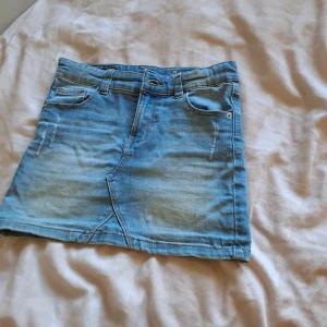 Ljus blåa jeans kjol - Jeanskjol i strlk 128 men den är väldigt Strechig , den passar mig som e 166. Kan skicka bilder på