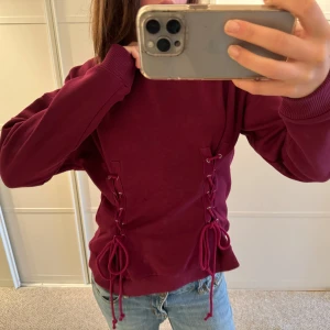 Tröja med knytning i sidorna - Helt ny unik och cool tröja med knytning!! Köp gärna genom köp nu💖