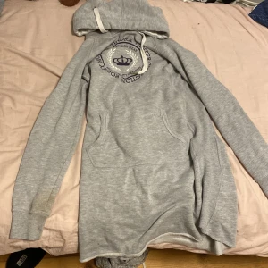   en lång tjocktröja från tindra  -  Säljer en lång tjocktröja från tindra i storlek XS 32 / 34 