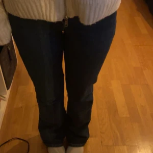 Mörkblåa jeans  - Säljer dessa mörkblåa jeans ifrån Gina tricot, de har lite defekter på bakfickorna bara, storlek 32 petite, är 162/163 ungefär men försmå i midjan