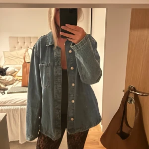 Oversized jeansjacka  - Oversized jeansjacka ifrån Zara Man!! Mycket bra skick. 