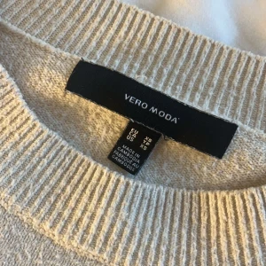 Beige stickad tröja - super fint skick, kommer bara inte till Användning 