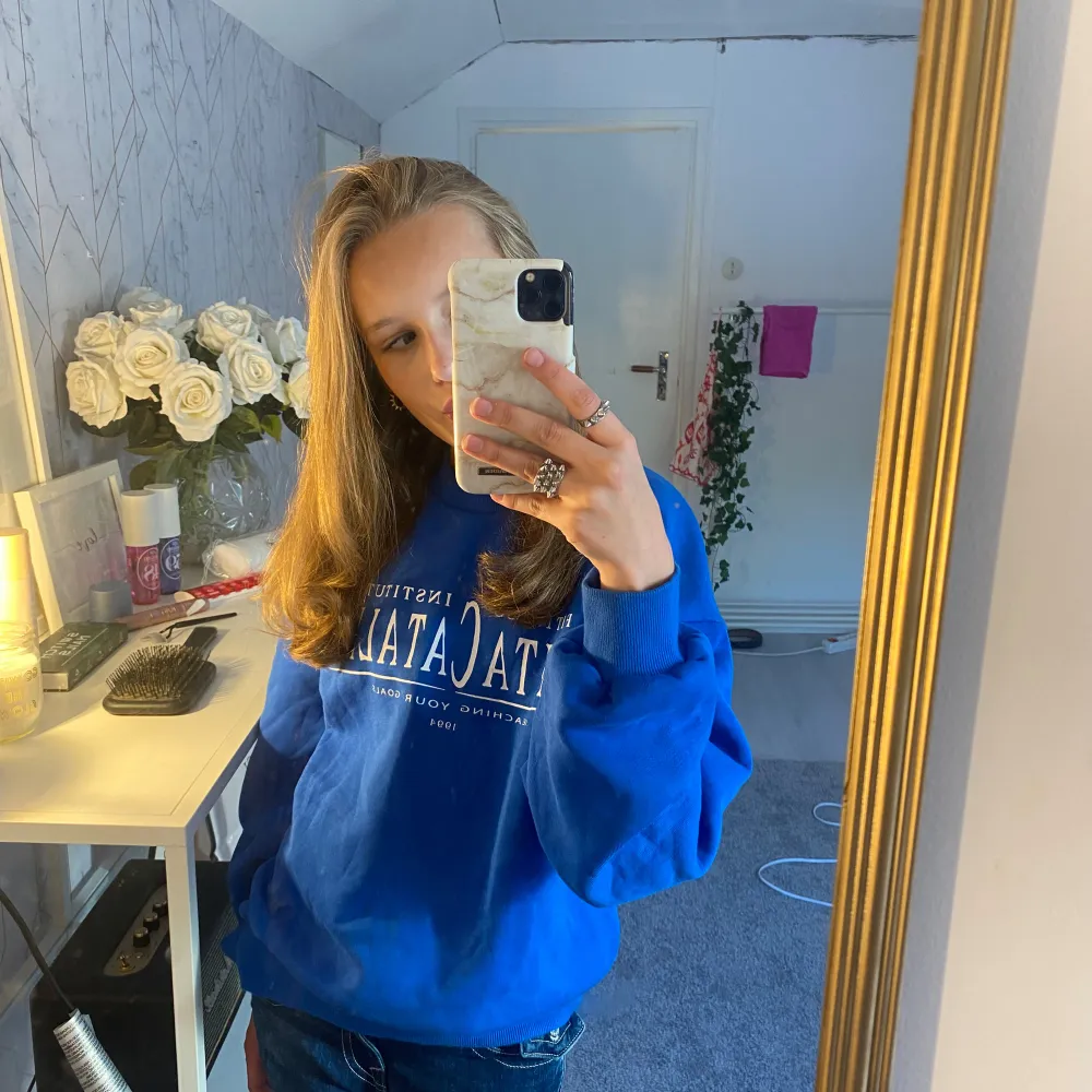 SUPPERRR MYSIG!!!! Så skönt material på tröja den är från Gina Tricot Strl xs tror den skulle passa s-m också beroende på hur man vill att den ska sitta💓. Hoodies.