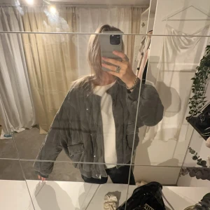 Jacka  - Jätte fin jacka från zara, bild 3 visar färgen bäst💞💞