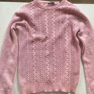 Gant stickad tröja i rosa - S barn modell passar om man är runt 165 använd kanske 2 gånger inga fel som hål eller fläckar 