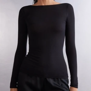 Intimissimi tröja - Använd fåtal gånger, inga defekter. Köpte i M passar som en S ba inte lika genomskinlig. Skönt material. Säljer för att den inte kommer till användning ❣️