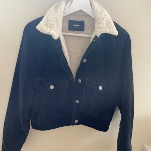 Manchesterjacka från Bikbok - Svart kroppad jacka i st xs i manchester material