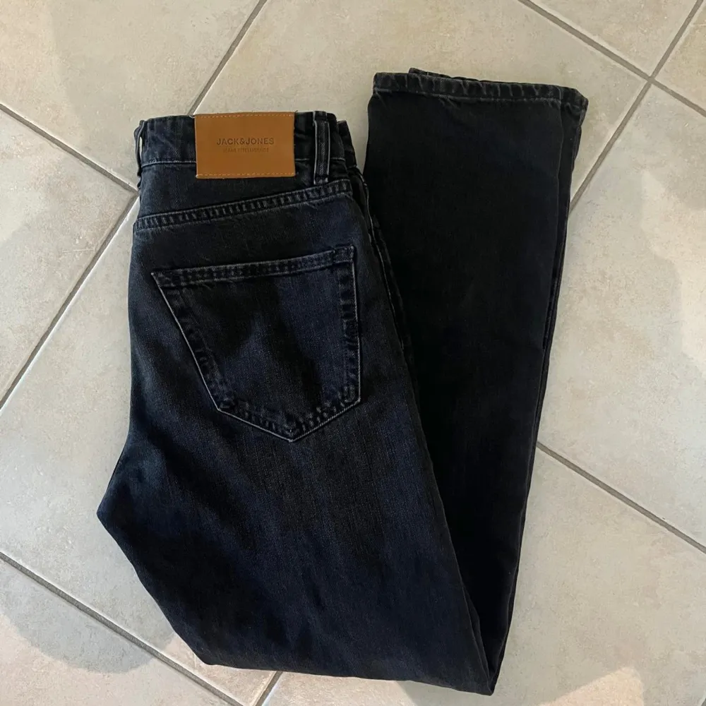 Säljer nu dessa Jack&Jones jeans! Knappt änvända max 2 ggr. Skick 9,5/10, inga defekter eller fel på jeansen alls| nypris: 1099, mitt pris 450| priset kan diskuteras vid snabb affär. Jeans & Byxor.