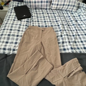 Kostymbyxa NAKD - Beiga kostymbyxor från Nakd, oanvända!