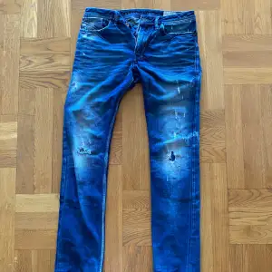 Snygga Diesel jeans med slitningar i storlek 30/34. Modell slimfit. Pris kan diskuteras.