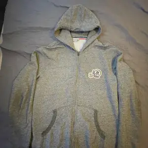 En moncler hoodie i bra skick, har valt att ta ut snörena länge sedan(vet ej Vrf) all annat e bra, glöm inte att fråga via intresse