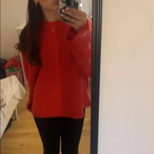 Stickad tröja - Röd stickad tröja, perfekt till hösten❤️🍁