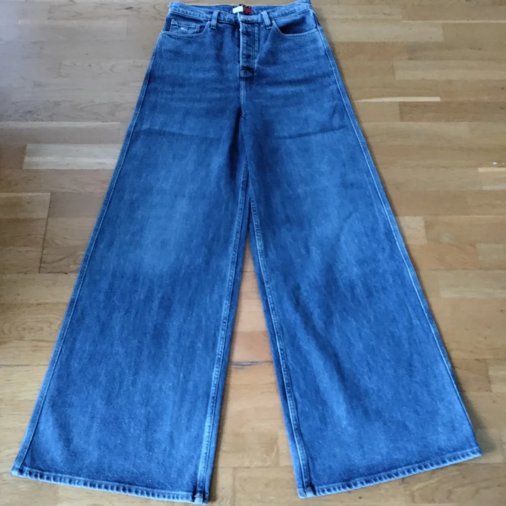 Midja: 35,5cm Längd: 113cm Benbredd: 34,5cm  Feta Jeans jag hittat på Sellpy. Tyvärr passar dom mig inte. Har inte sett en enda defekt, dom är gott som nya.. Jeans & Byxor.