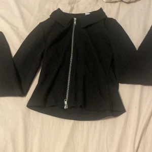  En svart tröja från H&M -  Säljer en svart tröja från H&M i storlek XS