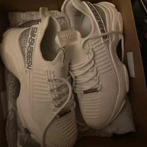 Steeve Madden skor - Säljer mina vita Steeve Madden skor då dom är för små på mig. Storlek 39 Har haft dom några månader och provat enbart en gång.