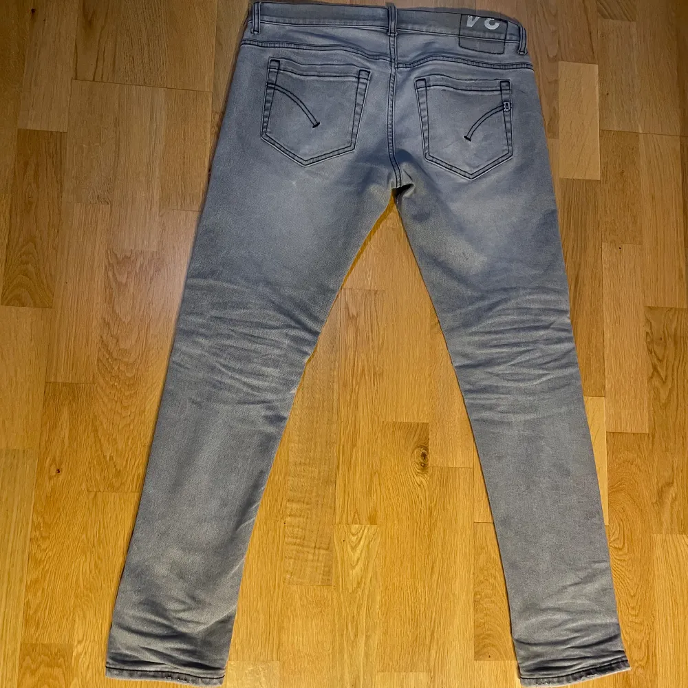 Dondup jeans i jätte fint skick, storlek 34 passar mindre. Hör av dig vid minsta fråga eller fundering!. Jeans & Byxor.