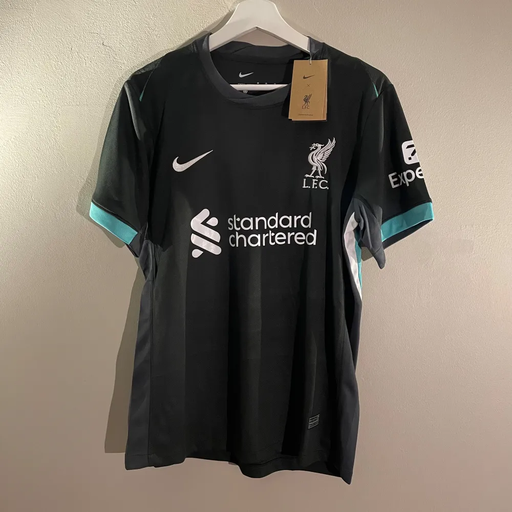 En Nike LFC andraställströja 24/25. Säljer pga att den inte passade mig. Helt ny med taggen på.  Hör av dig vid frågor, brukar svara rätt  snabbt! :)  Pris kan diskuteras!!. Sportswear.