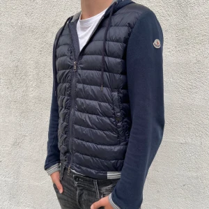 Moncler cardigan - Säljer nu denna fina moncler cardiganen! Skick 7,5/10, ser väldigt fin ut men finns några defekter om man kollar noga. Nypris omkring 10 000kr! Hör av er vid funderingar.