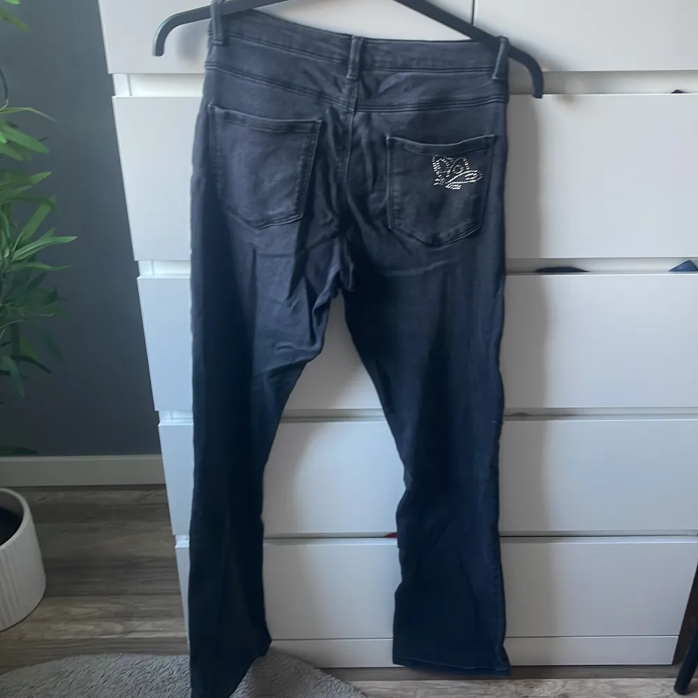 Hej! Säljer dessa bootcut jeans från ONLY i storlek 164. De har en fjäril där bak på bakfickan. Lappen är av klippt. Framfickorna är fejk❤️. Jeans & Byxor.