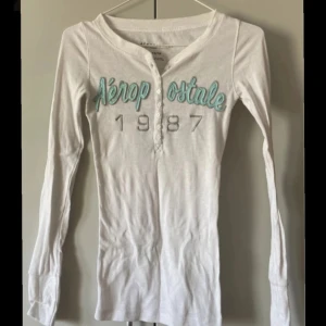aeropostale henley topp - Köpt här på plick och använt en gång säljer för att den inte riktigt är min stil