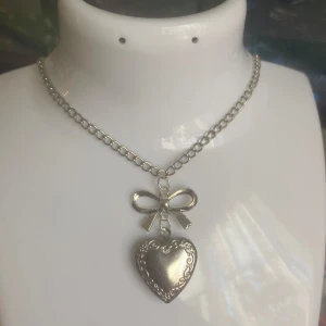 halsband  - handgjordt halsband med hjärt berlock som går att öppna