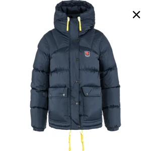 Fjällräven Expedition Down Lite Jacket W - Byter min fjällräven i storlek xs💕 färg navy och vill byta till en i storlek s, färg spelar inte så stor roll men helst en annan navy eller mörkgrön💕 Köpt förra vintern och använd varsamt🙏 TRYCK INTE PÅ KÖP! Endast för byte