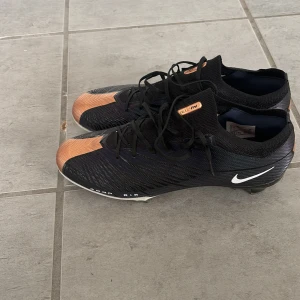 Nike Air Zoom - Tjena, säljer dessa skorna på grund av att dom är för stora för mig. Det står storlek 43, men jag skulle säga att det är 44. Har köpt dom från en kille sen innan och han sa dom är äkta så dom ska vara äkta.