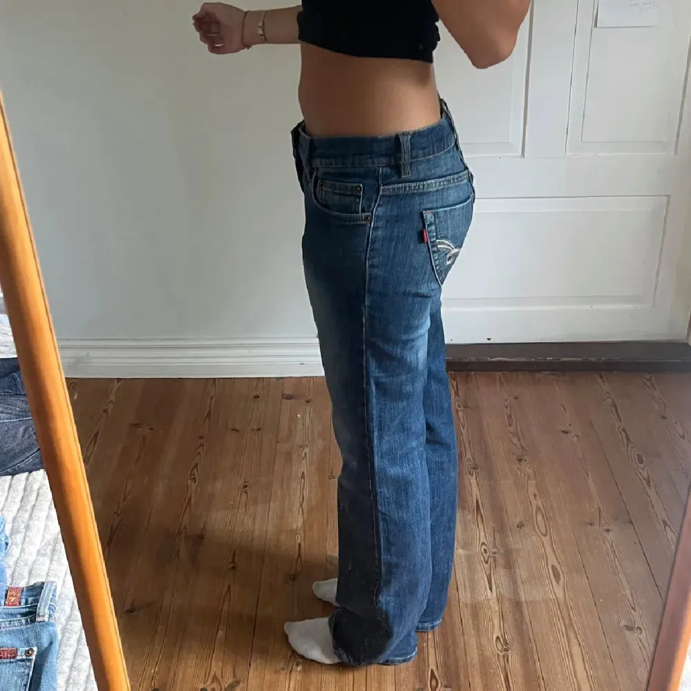 Midjemått rätt över: 40 cm Innerbenslängd: 83 cm  Lånade bilder av tidigare ägare, säljer då de var för långa på mig!! Annars jättefina. Jeans & Byxor.