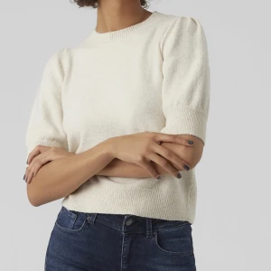 Stickad tishert - Nyskick topp från vera moda! Super snygg o modern Passar xs/s,m