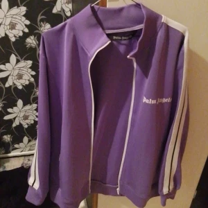 Vill inte ha den för jag trodde den va för tjer men d va den inte. - Den är jätte snygg köpte för 2790 men den var manlig har haft den på mej bara 3 gånger.frakten kan diskuteras