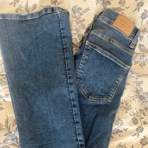 Jeans  - Säljer dessa mörka blåa jeans från Gina Tricot! Skriv för frågor elr bilder 😇använda fåtal gånger 
