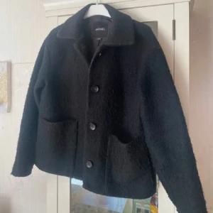 Monki kappa  - Säljer min svarta kappa från monki, köpt på plick❤️pris kan diskuteras 
