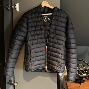 Save the duck jacka - Skick 6/10 inte använd så men har en liten liten defekt. Nypris 2000kr, väldigt skön jacka kan både användas på höst och vinter. Köpte den i våras men är i en  period just nu där jag växer mycket. 
