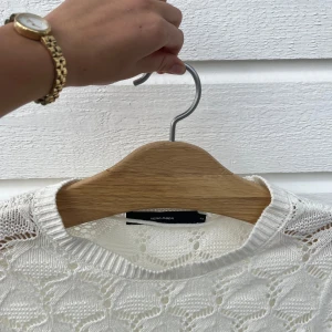 Broderad tröja - Super söt broderad kräm vit tröja. Fint skick💗