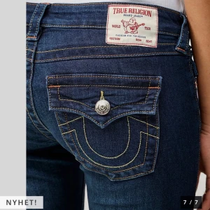 True Religion Jeans NYA - Några månader gamla True Religion jeans. Modell JOEY SN FLAP FLARE. Använda endast 2 ggr så i nyskick. Storlek 27
