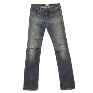 Acne studios jeans - Acne jeans med distressing • Hittar inte en tagg men skulle säga att de sitter som 30/34 • Svarar gärna på frågor 