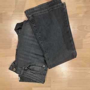 Grå jeans från ONLY - Snygga grå jeans från ONLY med en klassisk design. De har en rak passform och är perfekta för en avslappnad stil. Jeansen har en knapp och dragkedja framtill samt fem fickor.🩷🩷
