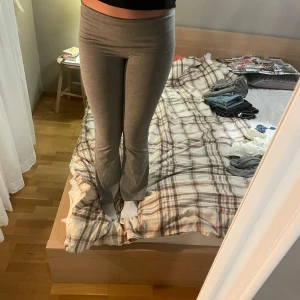 Grå yoga pants  - Säljer ett par grå yoga pants från Gina Tricot. De har en bekväm passform med bootcut-stil och är tillverkade i ett mjukt material. Den är i storlek 146/152, jag är 162 och de är lite för små för mig.