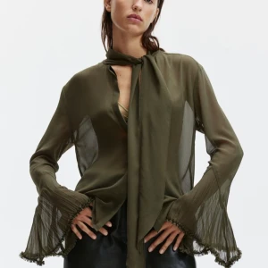 Chiffong blus från H&M - Så fin grön knyt blus från hm, kan knytas hur man vill! 