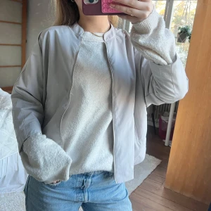 Grå/beige jacka - Snygg grå jacka dragkedja framtill