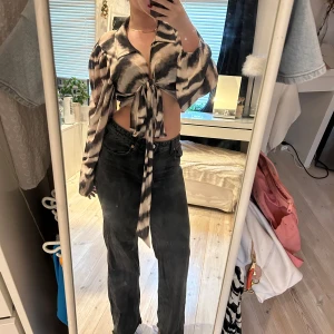 Mönstrad topp - Super snygg topp som är en omlott tröja man kan knyta på olika sätt! Storlek L men passar även mindre storlekar! Såå skönt material! 😘😘