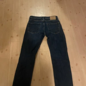 Mörkblå jeans från Jack & Jones - Säljer ett par mörkblå jeans från Jack & Jones. Väldigt stilrena och passar till mycket. Skick 9/10 - Pris:250kr 