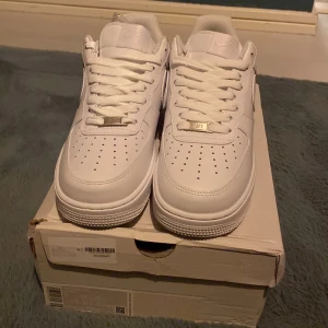 Nike Af1  - Oanvända airforces i nytt skick perfekt till dig eller till någon annan som julklapp skokartongen är lite trasig men annars inga fel
