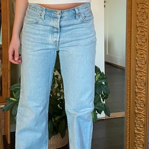 Ljusblå Levis jeans 501 vintage  - Säljer ett par ljusblå Levis jeans vintage 501! Nästan oanvända 